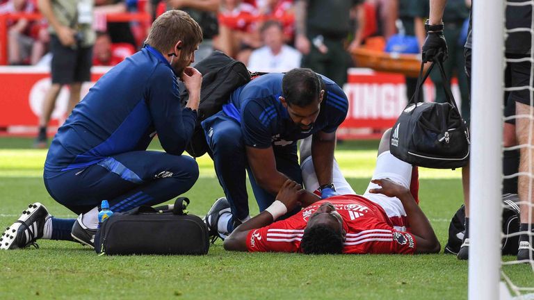 Nottinghams Taiwo Awoniyi verletzt sich gegen Leicester City am Bauch.