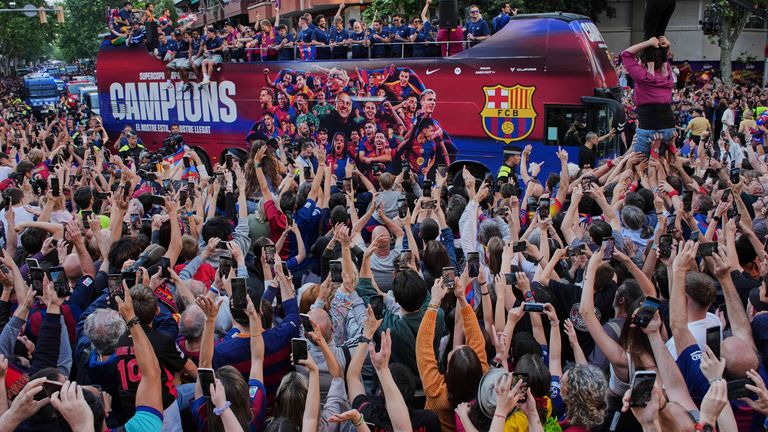 Der FC Barcelona feiert die spanische Meisterschaft mit den Fans. 