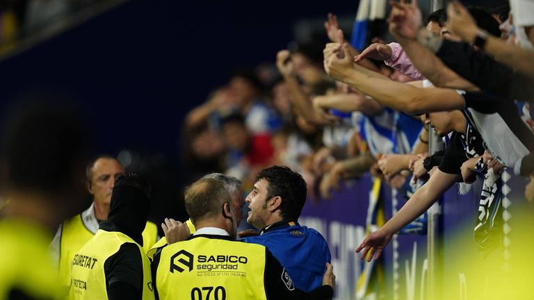 Vor dem Derby in Barcelona fuhr ein Auto in eine Menschenmenge. Espanyol-Fans protestierten während der Partie. 