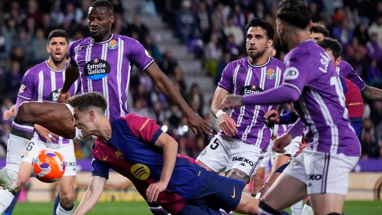 Der FC Barcelona dreht das Spiel bei Schlusslicht Valladolid erst nach der Pause. 
