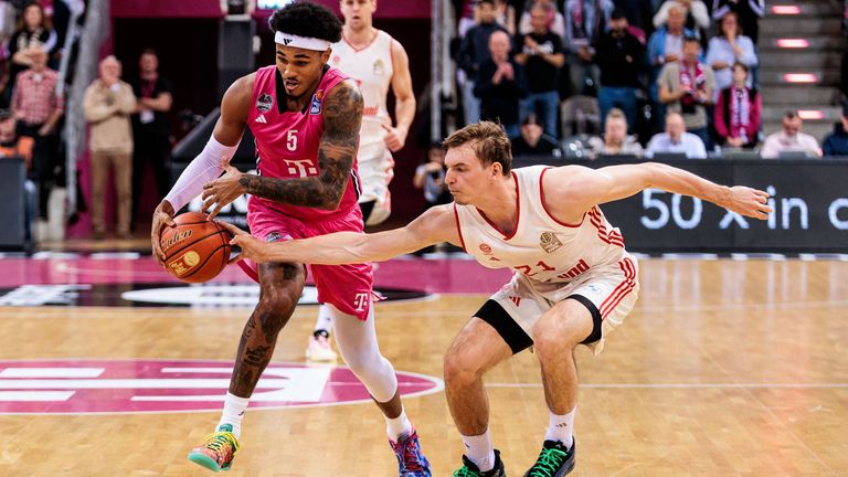Justus Hollatz (r.) und die Basketballer des FC Bayern festigen einen Spieltag vor Schluss der Hauptrunde die Tabellenführung in der BBL.