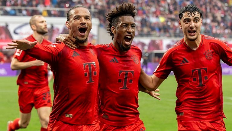 Die Bayern-Stars Leroy Sane (von l.), Kingsley Coman und Aleksandar Pavlovic freuen sich.