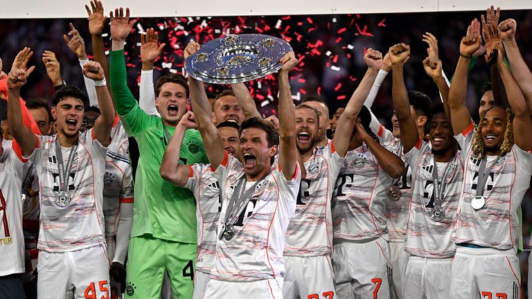 Thomas Müller ist der erste Bayern-Star, der die Schale hochstemmt. 
