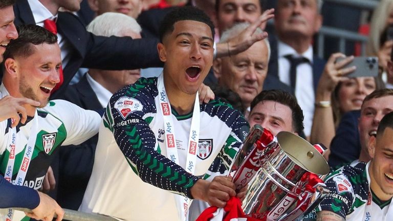 Sunderland-Juwel Jobe Bellingham hält den Pokal nach dem Sieg im Finale der Championship Playoffs gegen Sheffield United.