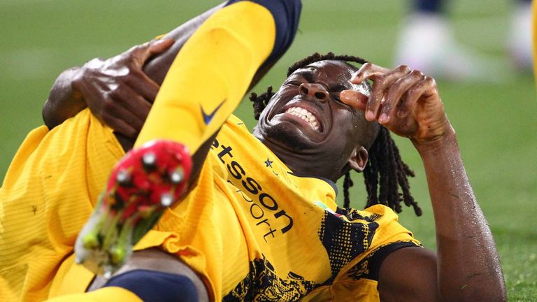 Yann Aurel Bisseck verletzt sich im CL-Finale. 