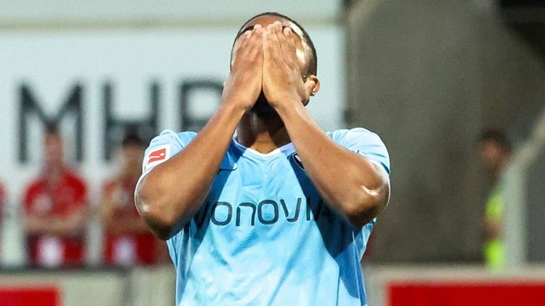 Bochum-Angreifer Myron Boadu schlägt die Hände vor das Gesicht.