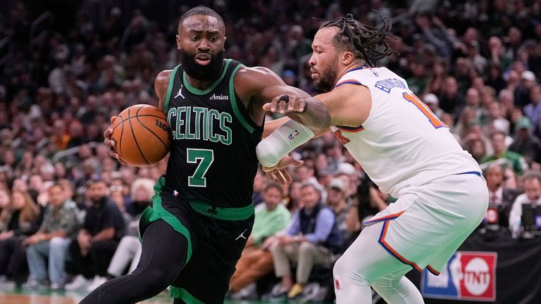 Jaylen Brown (l.) führt die Boston Celtics zum Heimsieg.