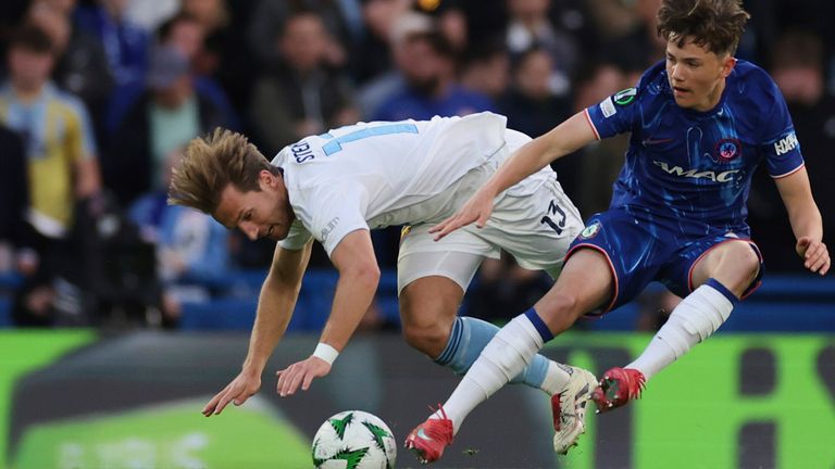 Youngster Reggie Walsh (r.) und der FC Chelsea stehen im Finale der Conference League. 