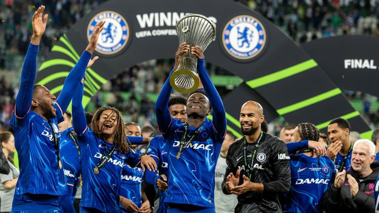 Mit einem deutlichen 4:1-Sieg gewann der FC Chelsea die Conference League. 