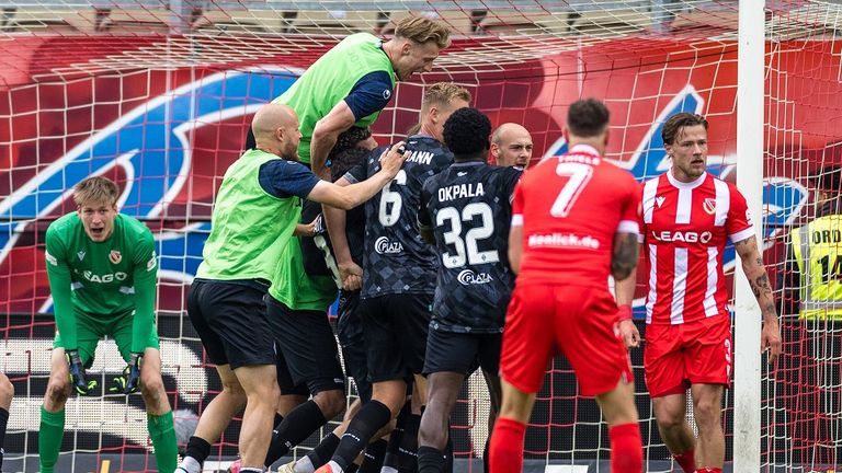 Kellerkind Mannheim jubelt beim Aufstiegsaspiranten Cottbus.