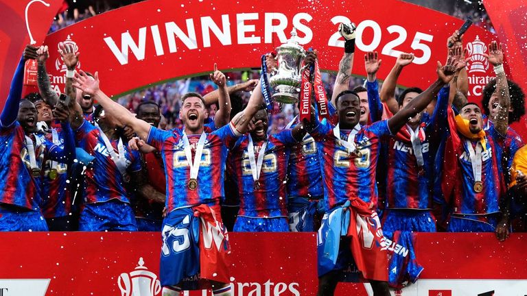 Crystal Palace bekommt erstmals den englischen Pokal (FA Cup) - erster Titel seit 119 Jahren.