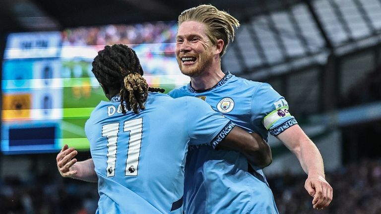City-Matchwinner Kevin De Bruyne (r.) bejubelt mit Teamkollege Jeremy Doku sein Tor.