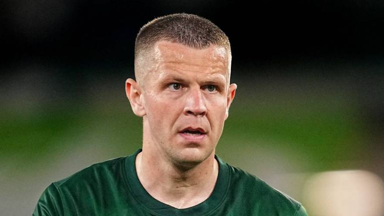 Denis Vavro bleibt bis 2027 beim VfL Wolfsburg.
