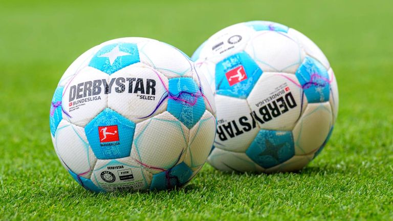 Derbystar präsentiert den Ball für die nächste Saison.