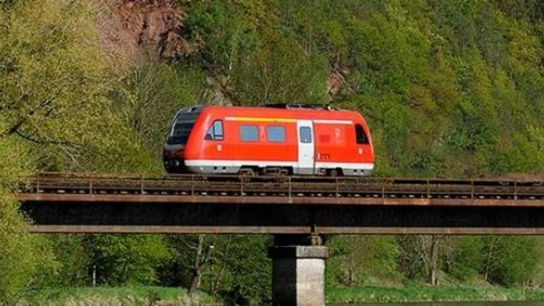 Die Deutsche Bahn veräppelt die beiden Relegationsteilnehmer 1. FC Heidenheim und SV Elversberg (Quelle: Instagram/dbpersonenverkehr)