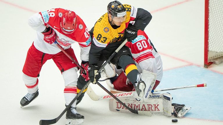 Deutschlands Leonhard Pföderl (M) muss sich gegen Dänemarks Goalie Frederik Dichow (r.) und Nicholas B. Jensen (l.) durchsetzen.