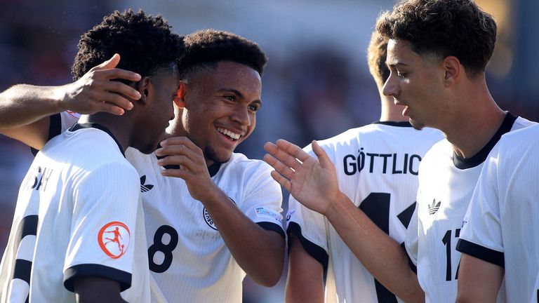 Die deutsche U17 gewinnt ihr zweites Gruppenspiel bei der EM gegen Gastgeber Albanien. 