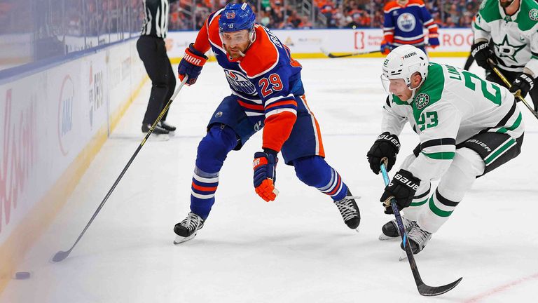 Leon Draisaitl schirmt den Puck gegen Esa Lindell ab.