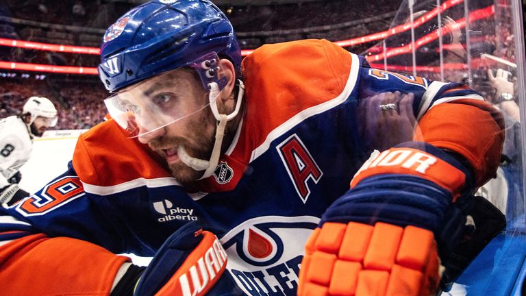 Leon Draisaitl und die Oilers stehen in der nächsten Runde.