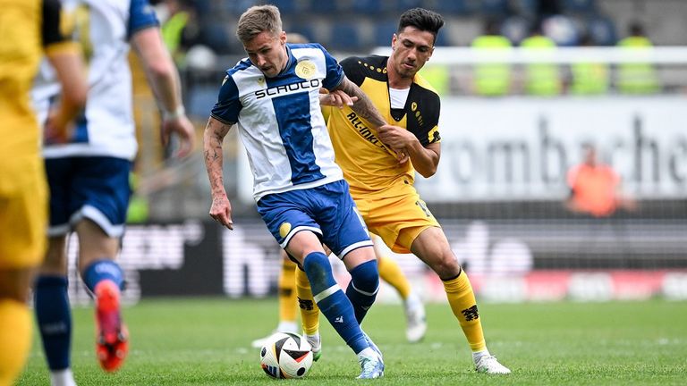 Bielefelds Joel Grodowski schirmt den Ball vor Dresdens Claudio Kammerknecht ab.