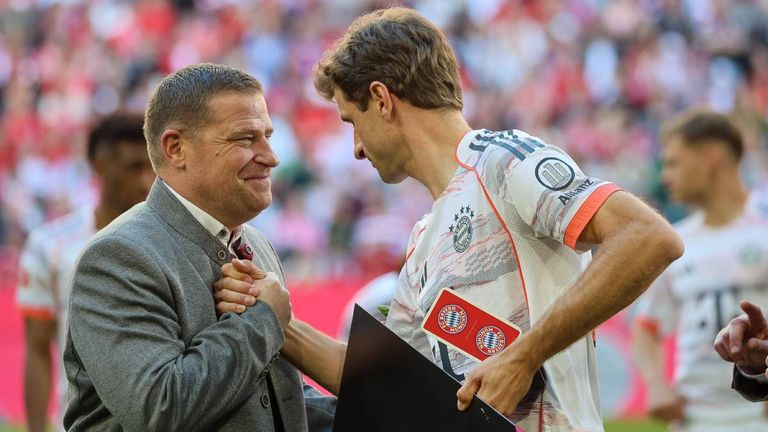 Max Eberl verabschiedet Thomas Müller.