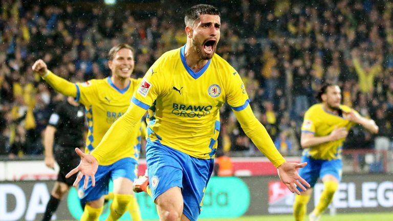 Eintracht Braunschweig feiert den Klassenerhalt in der 2. Bundesliga in der Relegation.