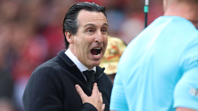 Unai Emery ist nach der Entscheidung des Schiedsrichters außer sich. 