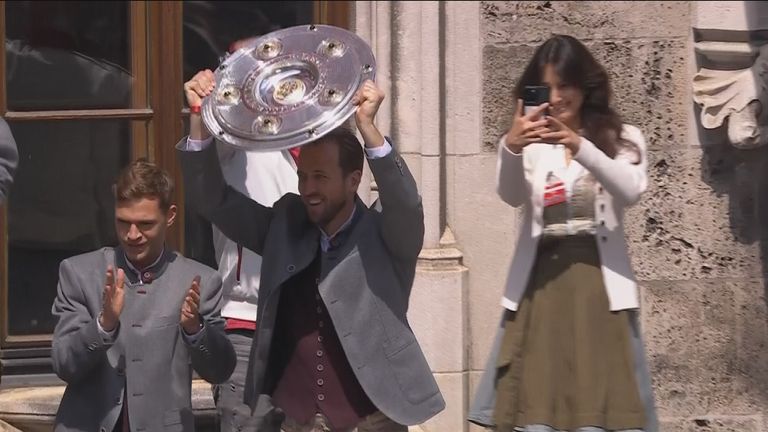 Der FC Bayern feiert auf dem Rathausbalkon in München den Gewinn der Deutschen Meisterschaft.