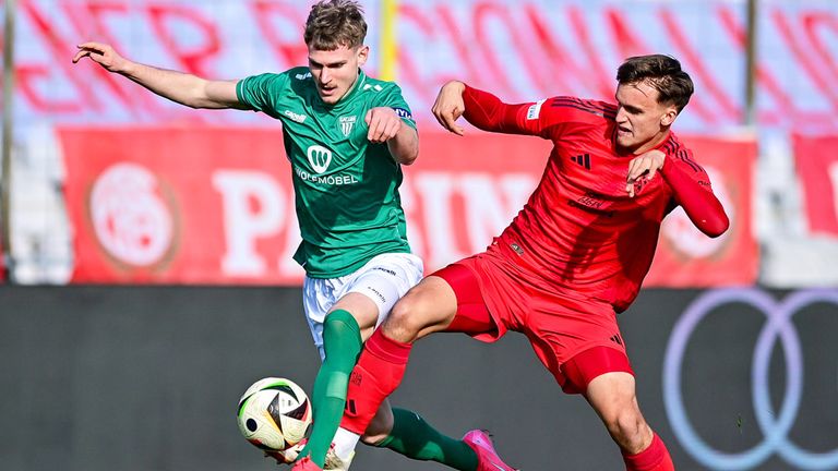 Bayerns Paul Scholl (r.) steht kurz vor seinem Wechsel zum KSC.