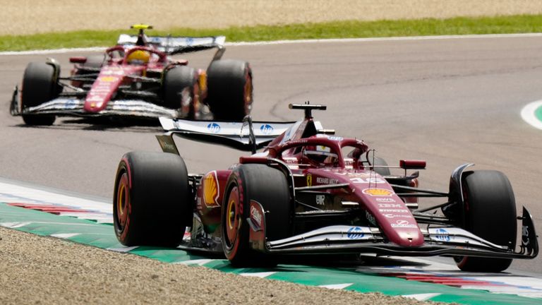 Charles Leclerc (vorne) und Lewis Hamilton scheiterten in der Imola-Qualifikation bereits in Q2.