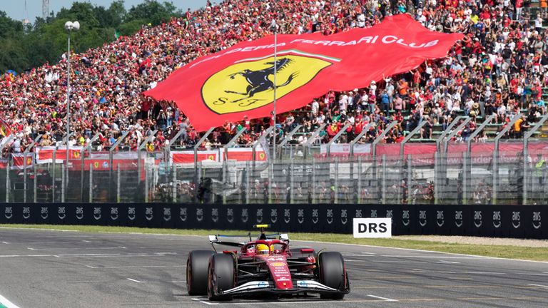 Lewis Hamilton fuhr beim Ferrari-Heimrennen in Imola noch von Startplatz zwölf auf P4 vor.