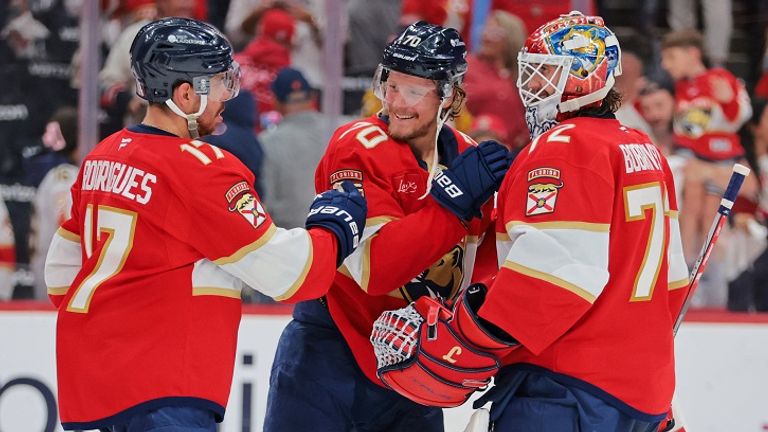 Die Spieler der Florida Panthers freuen sich über ihren dritten Sieg in der Serie gegen die Carolina Hurricanes.