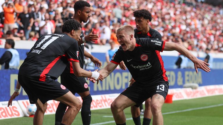 Eintracht Frankfurt feiert in Freiburg und zieht in die Champions League ein.