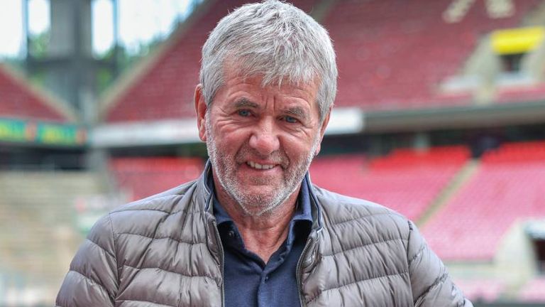 Friedhelm Funkel ist zurück auf der Trainerbank des 1. FC Köln.