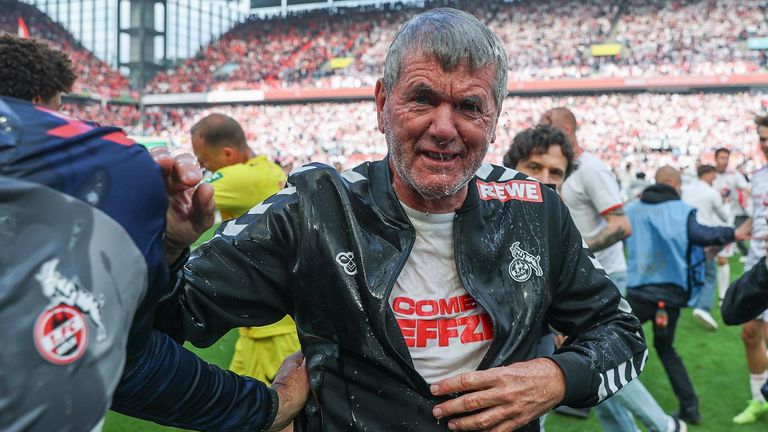 Friedhelm Funkel nach der Bierdusche, nachdem der 1. FC Köln in die Bundesliga aufgestiegen war.