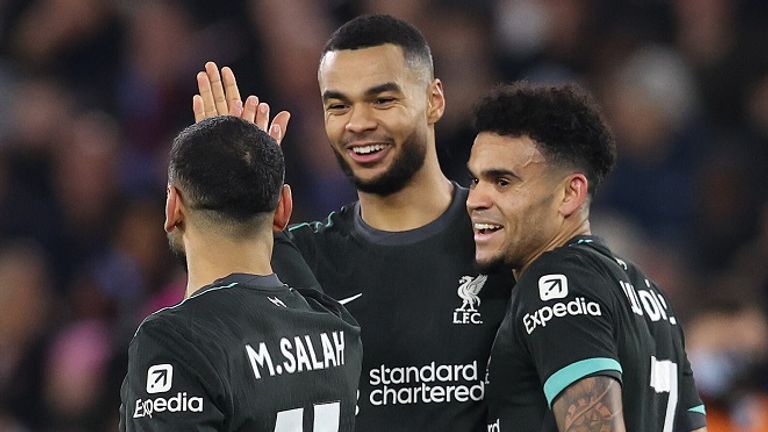 Cody Gakpo (M) freut sich mit seinen Liverpool-Teamkollegen Mohamed Salah (l.) und Luis Diaz.