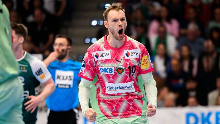 Füchse-Star Mathias Gidsel bejubelt ein Tor.