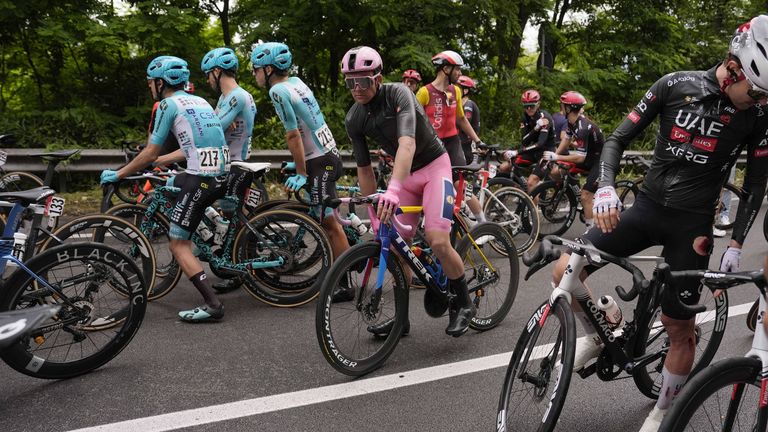 Ein Massensturz hat die sechste Giro-Etappe überschattet.