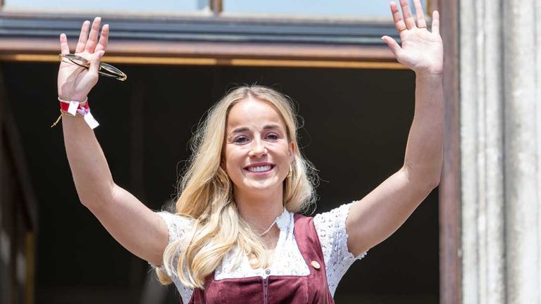 Giulia Gwinn auf dem Münchner Rathausbalkon während der Meisterfeier des FC Bayern.