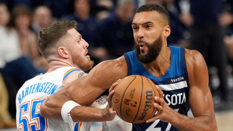 Timberwolves-Center Rudy Gobert (r.) im Duell mit Thunder-Center Isaiah Hartenstein.