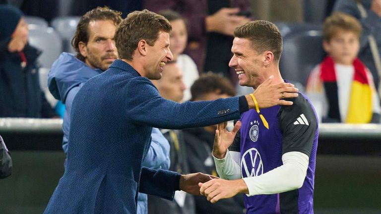 Robin Gosens wirbt bei Thomas Müller, der den FC Bayern im Sommer verlassen wird, für Florenz.