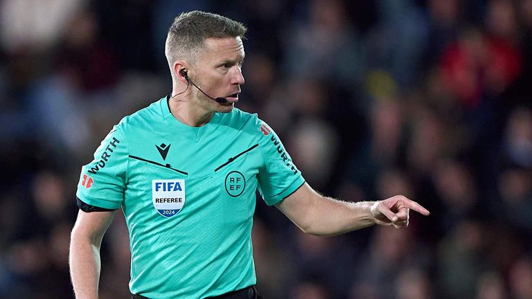 Bereits vor Anpfiff auf Real Madrids Kieker: Clasico-Referee Alejandro Hernandez Hernandez.