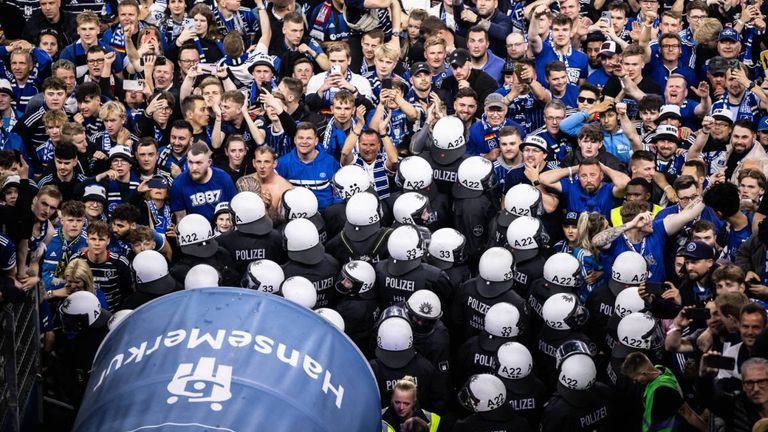 Bei der Aufstiegsfeier des Hamburger SV im Volksparkstadion hat es infolge des Platzsturms mehrere Schwerverletzte gegeben. 