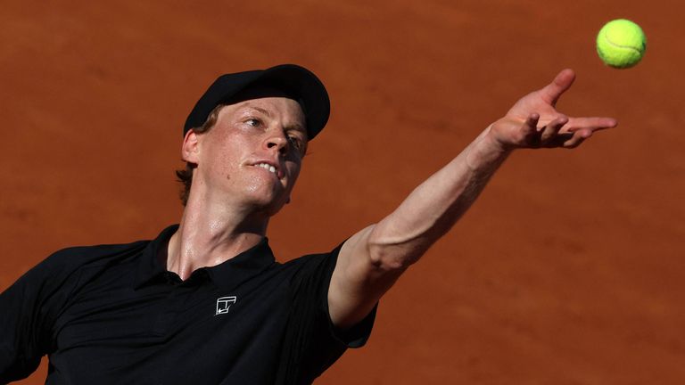 Jannik Sinner hat das Achtelfinale in Rom erreicht.