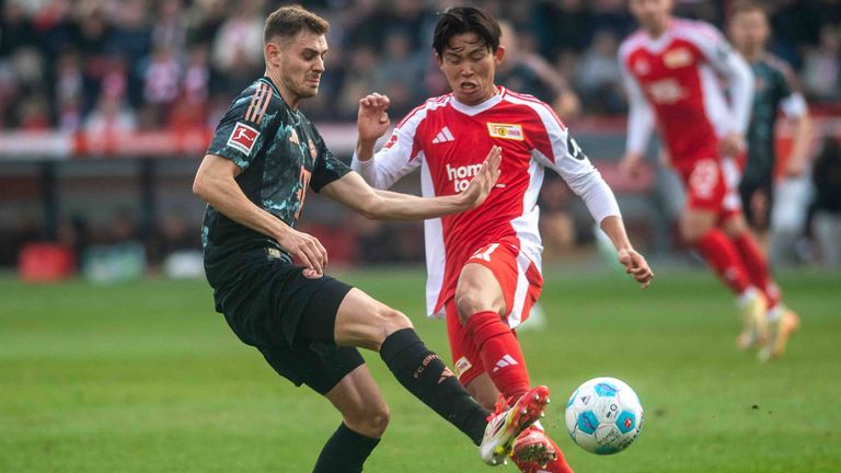 Der 1. FC Union Berlin verpflichtet Wooyeong Jeong (r.) vom VfB Stuttgart fest.
