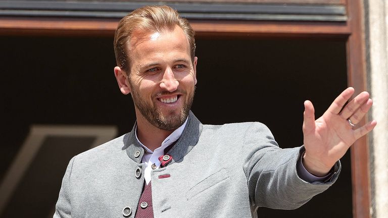 Bayern-Starstürmer Harry Kane gratuliert seinem Ex-Klub Tottenham Hotspur.