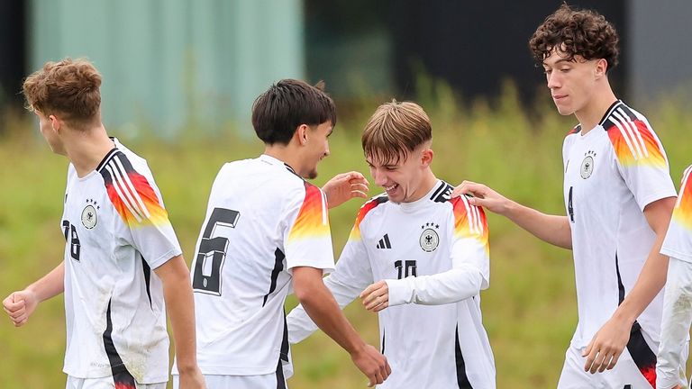 Lennart Karl (zweiter von rechts) startet mit dem DFB-Team in die U17-Europameisterschaft.