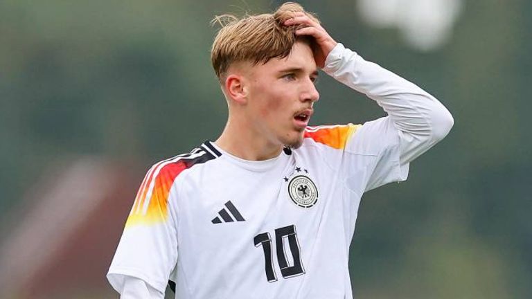 U17-Nationalspieler Lennart Karl muss beim EM-Auftakt gegen Frankreich eine bittere Niederlade einstecken. 