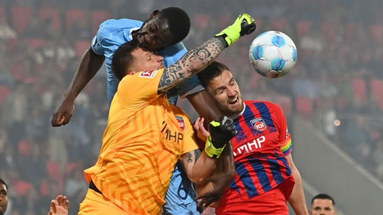 Heidenheims Keeper Kevin Müller musste nach einem Zusammenprall mit Bochums  Ibrahima Sissoko minutenlang behandelt und im Anschluss ausgewechselt werden.