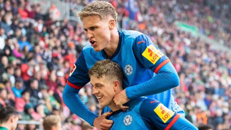 Holstein Kiel hat mit dem Sieg über den FC Augsburg wichtige Punkte im Abstiegskampf geholt.
